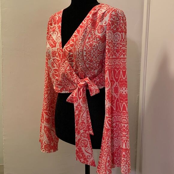 BOBBI ROCCO Bell‎ Sleeve Cropped Blouse - Picture 3 of 7